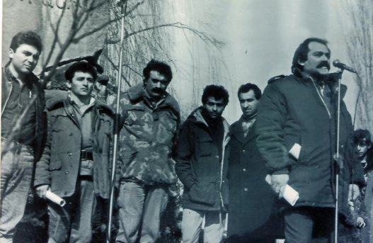 1989թ. Ազգային ազատագրական շարժման ակտիվիստներ. Աստվածատուր Պետրոսյան / բարձրախոսի մոտ/, Գարիկ Շարոյան /ետին պլանում, կենտրոնում/