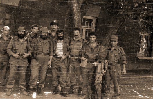 Օգոստոս, 1992թ.-«Արծիվ մահապարտներ» ՀՆԳ մարտիկներ:Աջից 3. Գարիկ Շարոյան, ձախից 1-ին պլան, 1. Հմայակ Մկրտչյան /Համիկ/, 3. Արշակ Ղամբարյան