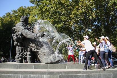 Լվացվել են Երևանի հուշարձանները