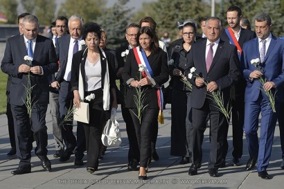 Փարիզի քաղաքապետը հարգանքի տուրք է մատուցել Հայոց ցեղասպանության Սուրբ նահատակների հիշատակին