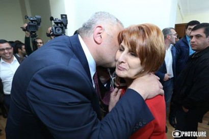 Վանաձորի ՀՀԿ-ական քաղաքապետը համբուրում է «ընդդիմադիր» Հեղինե Բիշարյանին