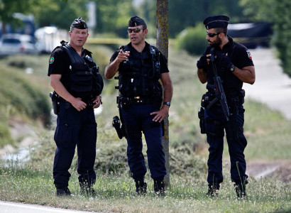 Вооруженный грабитель взял в заложники семь человек в Париже