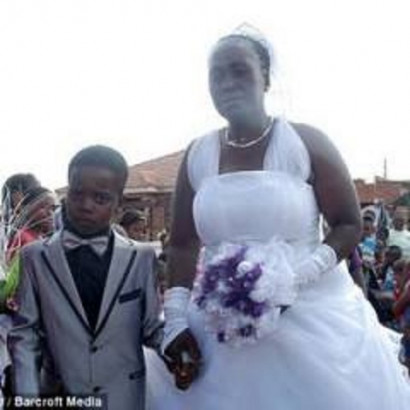 Տեղի է ունեցել 8-ամյա Սանելե Մասիլելայի եվ 61-ամյա հելեն Շաբանգաումի ամուսնական արարողությունը