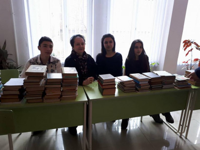 Փետրվարի 19-ը նշվում է իբրև միմյանց գիրք նվիրելու oր. Աշակերտները գիրք նվիրեցին իրենց դպրոցին
