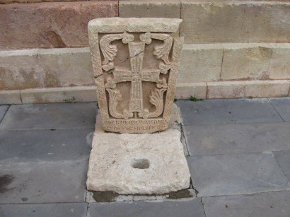 Կար ժամանակ, որ Մոմիկի տապանաքար խաչքարը Նորավանքի Բուրթելաշեն եկեղեցու պատի տակ էր