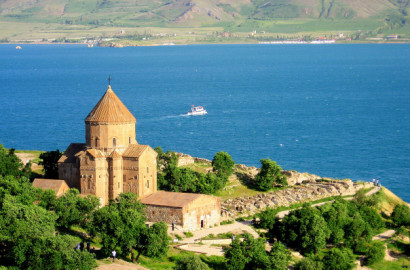 Վանի Աղթամար կղզու Սուրբ Խաչ եկեղեցում մատուցված պատարագին Հայաստանի դրոշ բռնած զբոսաշրջիկների մուտքն արգելվել է