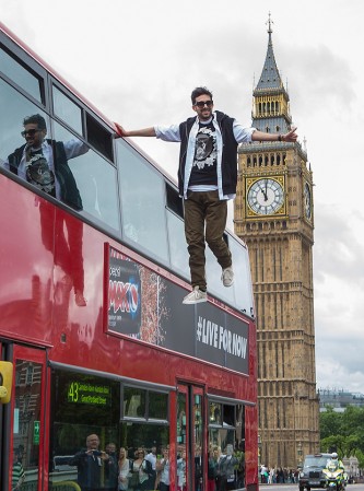 Աճպարարը թռել է հանրահայտ լոնդոնյան երկհարկանի ավտոբուսների կողքով (տեսանյութ)