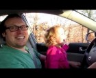 Ցնցող տեսանյութ. մեքենայով զբոսնող ընտանիքն ու ուղտը (վիդեո)