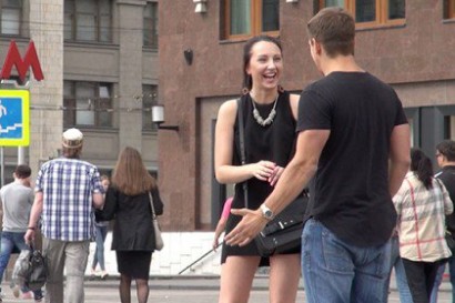 Ինչպես է խորամանկ երիտասարդը հեշտությամբ «կպցնում» ռուս աղջիկներին (տեսանյութ)