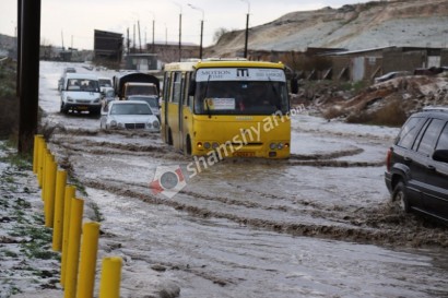 Ջրհեղեղ՝ Երևանում. Նուբարաշենի խճուղու ճանապարհը դարձել է անանցանելի