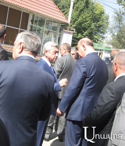Սերժ Սարգսյանը բարկացած հայացքով զրուցում էր Գյումրու քաղաքապետի հետ