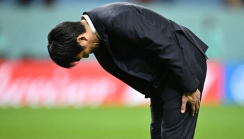 Главный тренер сборной Японии поклонился болельщикам после поражения от Хорватии в матче 1/8 финала ЧМ-2022