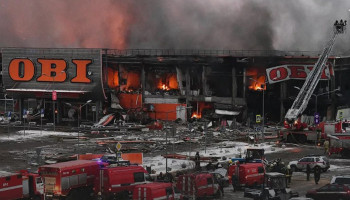 Fire erupts in mega mall Khimki in suburbs of Moscow