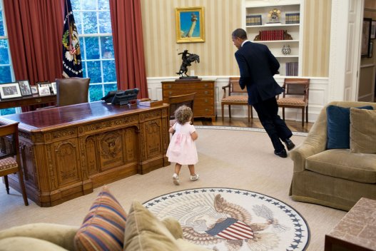 2012-ի հուլիսի 9. Մի աղջնակի հետ Օբաման «Մուկ ու կատու» է խաղում: