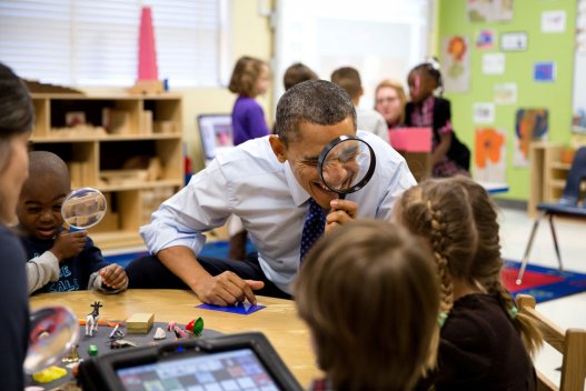 2013-ի փետրվարի 14. Օբաման խաղում է մանկապարտեզի երեխաների հետ: