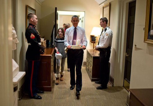 2013-ի դեկտեմբերի 2. Օբաման տորթ է մատուցում Սպիտակ տան ադմինիստրացիայի ղեկավարի ծննդյան օրվա առթիվ:
