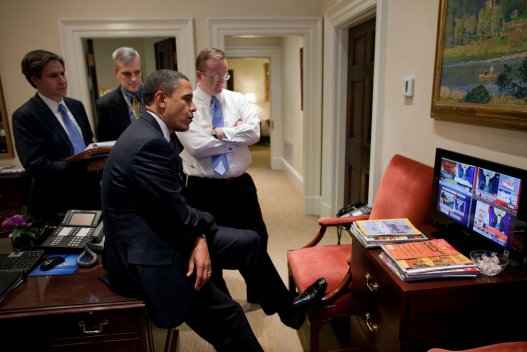 2011-ի հունվարի 28. Օբաման դիտում է Եգիպտոսի նախագահ Հոսնի Մուբարաքի ելույթը: