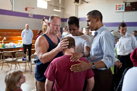 2011-ի ապրիլի 29. Բարաք և Միշել Օբամաները մխիթարում են պտտահողմից տուժածներին: