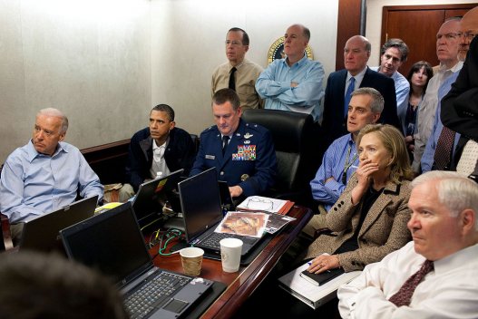 2011-ի մայիսի 1. Ազգային անվտանգութայ ծառայության բարձրաստիճն պաշտոնյաների հետ Օբաման հետևում է Բեն Լադենի լիկվիդացման գործողությանը: