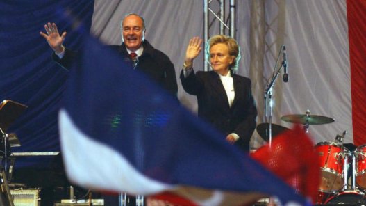 Հաղթելով ազգայնական Ժան Մարի լը Պենին՝ 2002-ին Շիրակը նախագահ է վերընտրվում: