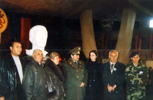 Փետրվար-2000թ.- Ծիծեռնակաբերդ, դիմավորողների թվում` Զորավարի հետ արյունակցական կապ ունեցող Հայաստանում բնակվող հարազատներ կան: