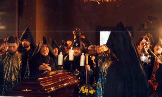 Փետրվար-2000թ.-Զորավարի մարմինն արդեն Մայր Հայրենիքում է, Կաթողիկոսն օրհնանքով ընդունում է սուրբ հոգու վերադարձը