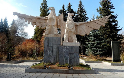 «Բազեներ» հուշարձանը Ծաղկաձոր քաղաքի խորհրդանիշն է