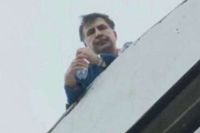 Саакашвили вытащили из заблокированного авто