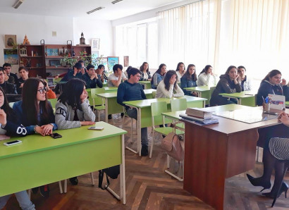 ԵՊՀ մինչհամալսարանական կրթության վարչության նախաձեռնությամբ ԵՊՀ-ի պրոֆեսորադասախոսական կազմի մի շարք ներկայացուցիչներ այցելեցին Հրազդանի N 13 ավագ դպրոց