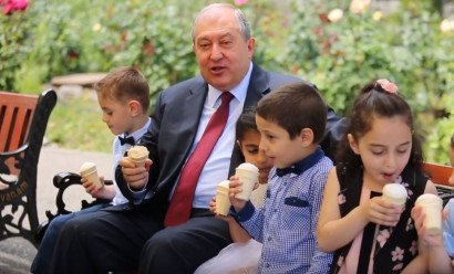 Երեխաները պաղպաղակ են ուտում նախագահի հետ