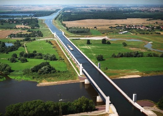 918 մետր երկարությամբ Մագդեբուրգի ջրային կամուրջը գտնվում է Գերմանիայում: Դրա հիմքը դրվել է դեռևս 1905-ին, սակայն Երկրորդ աշխարհամարտի ժամանակ կառուցումը դադարեցվել է և վերսկսվել է միայն 1997-2003-ին: