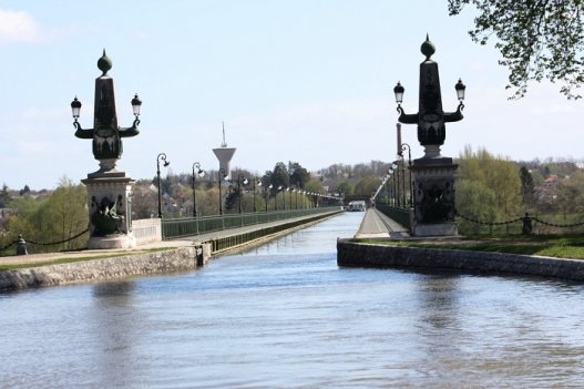 Բրիարե ջրանցույցը, որն ունի 662 մետր երկարություն, Ֆրանսիայի ամենահին ջրանցույցներից է: Այն կառուցվել է 1604-1642-ին: