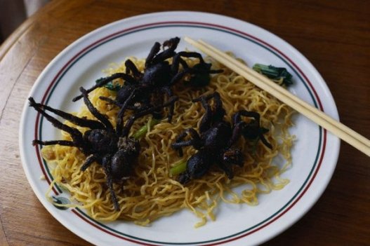 Тарантул В Камбодже редким деликатесом считается большой паук «а-пинг» — разновидность ядовитого тарантула. Это фирменное блюдо городка Скуон недалеко от Пно