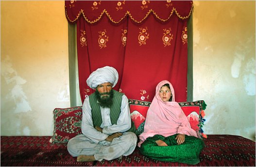 Գուլամ Խայդերը (աջից) ընդհամենը 12 տարեկան. ձաղից նրա ամուսինն է ( 41 տարեկան) - Մուհամեդ Ֆահիզ: