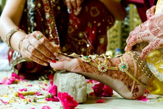 Նորից Հնդկաստան. որքան էլ տարօրինակ է, հնդիկ հարսնացուները ամուսնական մատանին կրում են ձախ ոտքի մատին: