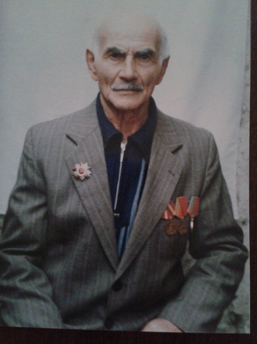Պապս՝ Իոսիֆ Պետրոսյանը՝ Հայրենական մեծ պատերազմի վետերանը, ով ինձ համար նվաճելէ այս կապույտ երկինքը: