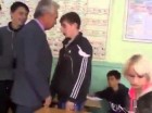 Աշակերտը դասի ժամանակ ծեծում է ուսուցչին.բացառիկ տեսանյութ