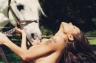 Աճուրդի կդրվի կիսամերկ Անջելինա Ջոլիի լուսանկարը՝ ձիու հետ: