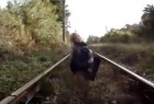 Գնացքի գծերի վրա լուսանկարվող աղջկա «լեղին պատռվեց»