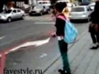 Հայ աղջնակի ինքնամոռաց պարը կանգառում (VIDEO)