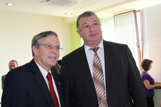 ՀՊՃՀ ռեկտոր Արա Ավետիսյանն ու ՀՀ-ում ԱՄՆ դեսպան Ջոն Հեֆերնը mlab ECA Մոբայլ լուծումների տարածաշրջանային լաբորատորիայի բացման ժամանակ