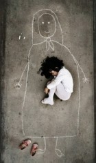 Հուզիչ լուսանկար. երեխան` մոր մահից հետո 04.Հուլիս.2013 - 17: 33 Երեխան մանկատան բակում նկարել է իր մայրիկին, ով մահացել էր պատերազմի ժամանակ և պառկել նկարի վրա: Հարգելով մոր նկարը` նա անգամ հանել է