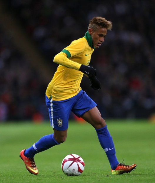 Նեյմար-21 տարեկան,Բրազիլիայի ազգային հավաքականի և Բրազիլական Սանտոսի հիմնական հարձակվող:Տրանսֆերային արժեքը 40-45 միլիոն Եվրո