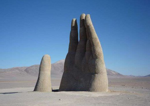 «Հսկա ձեռք» -ի արձանը՝ թաղված Ատակամա անապատում, Չիլի Հեղինակ` Մարիո Իրառազաբալ