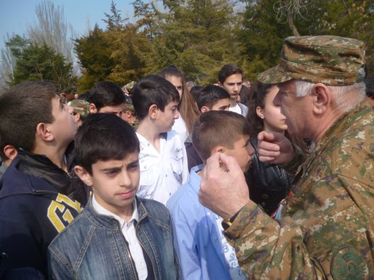 Հարգում և սիրում ենք զինղեկ Հ.Սիմոնյանին: